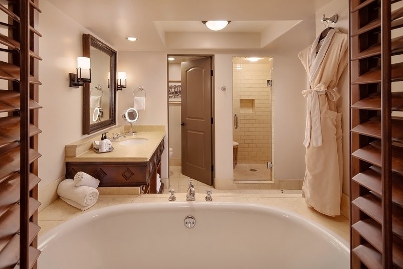 /media_files/images/Royal-Palms-Bathroom.2e16d0ba.fill-804x536-c100.jpg